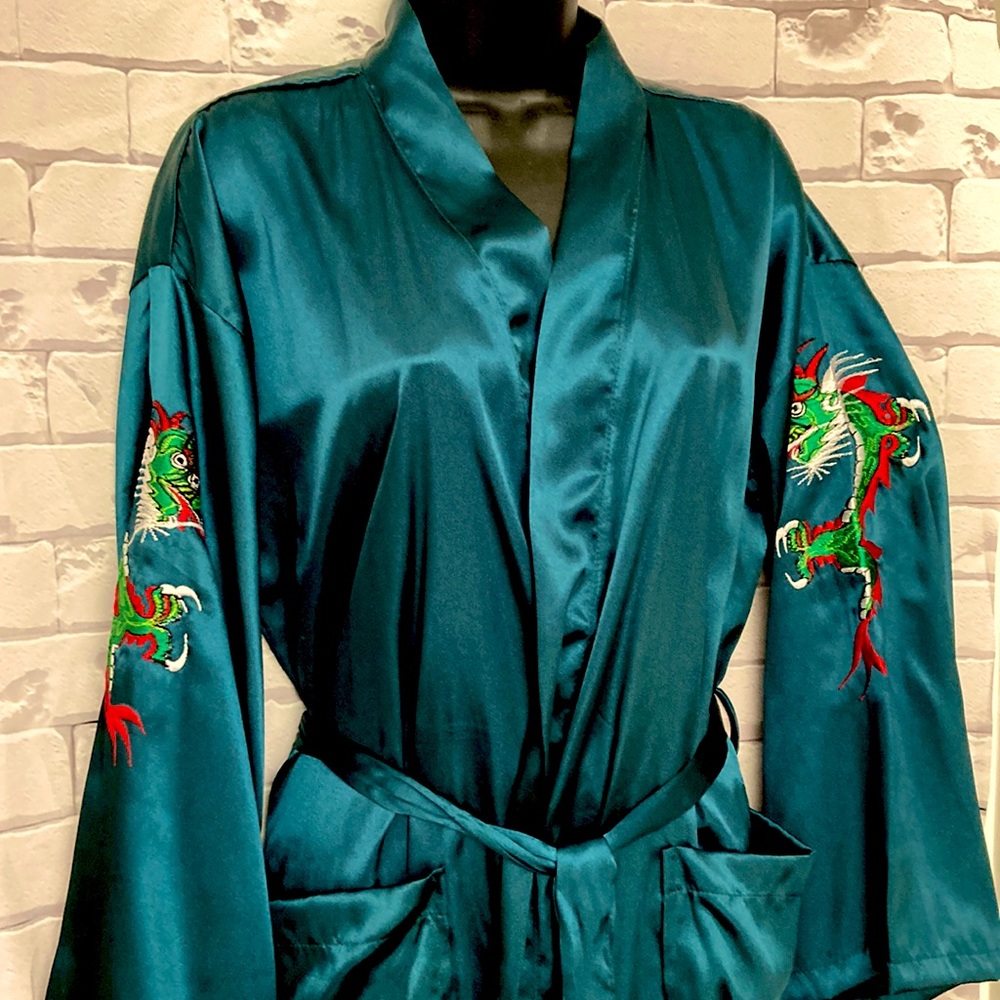 Women’s Korean embroidered robe w/ dragons.